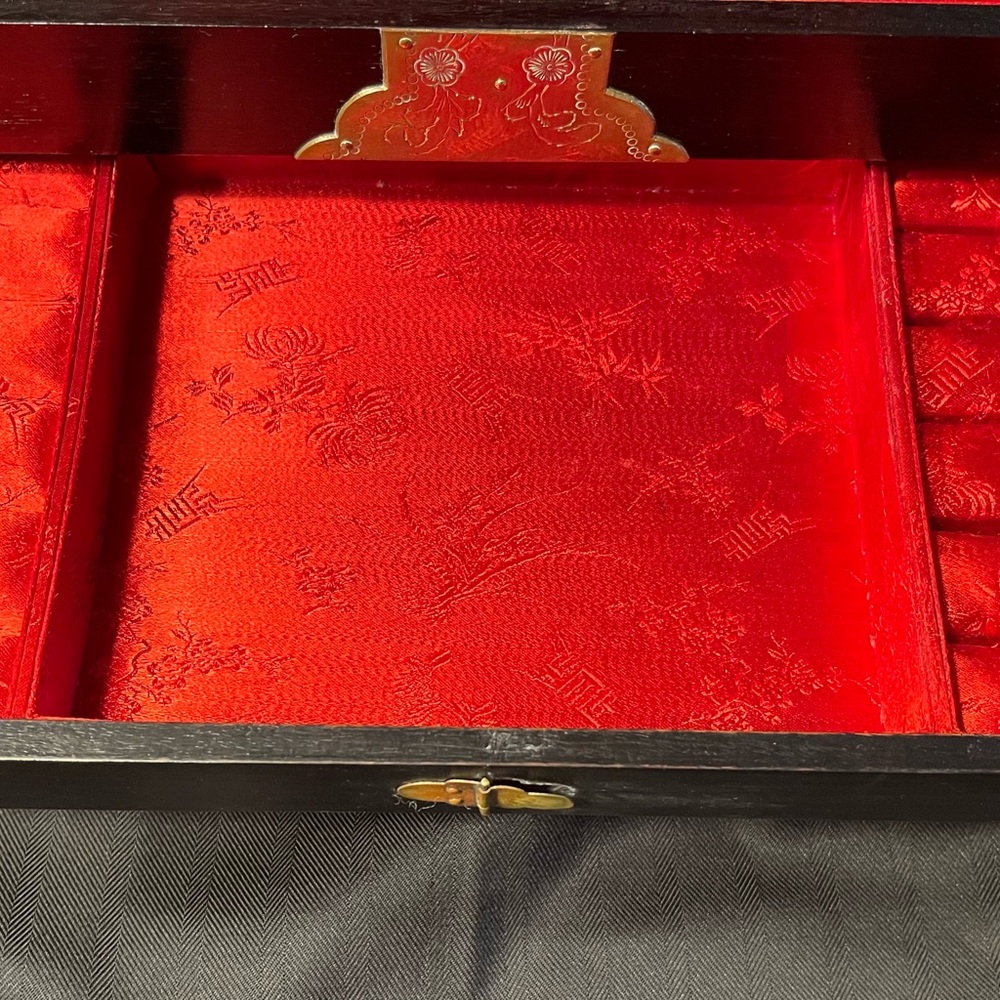 Large Asian style wood jewelry box, red lining, brass hardware - Picture 8 of 11